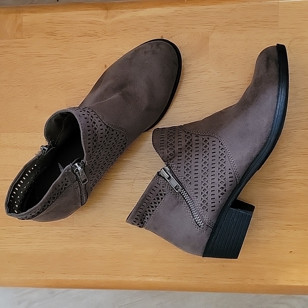 Unworn American Rag ankle boots